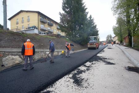 ASFALTIRANJE LJUBLJANSKE CESTE RAKEK 04 FOTO LJUBO VUKELIČ